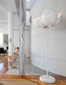 フロアスタンド ARTEMIDE VICO MAGISTRETTI  FLOOR LAMP Vico Magistretti - Light & Aerie:  Lot 266 December 2016