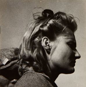Dorothea Lange - Woman in Trailor Camp, Richmond, California