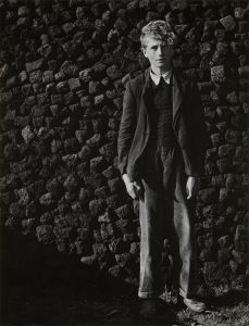 Dorothea Lange - Boy against a Peat Wall, Ireland