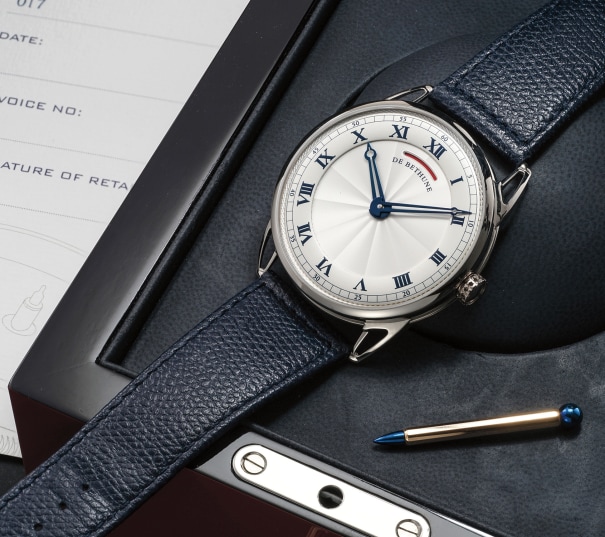 An attractive and well-preserved white gold wristwatch with power reserve indication, certificate and presentation box